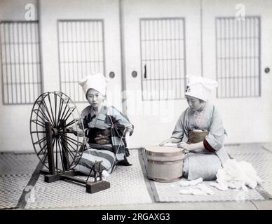 Spinning Thread, Japan, c.1880s Vintage Foto aus dem späten 19.. Jahrhundert Stockfoto
