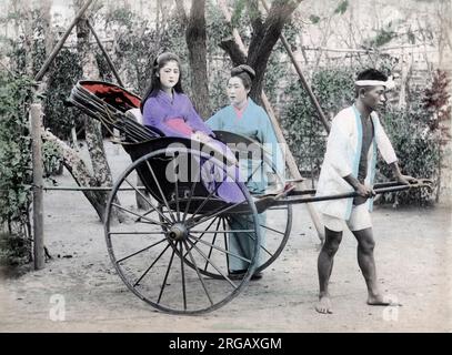 Junge Frau in einer Rikscha, Japan, um 1890 Vintage-Foto des späten 19.. Jahrhunderts Stockfoto