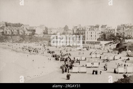 Vintage 19. Jahrhundert Foto: Touristen am Strand von Dinard, Frankreich, um 1890 Stockfoto