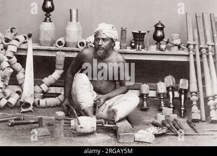 Vintage 19. Jahrhundert Foto: Holzdreher mit einer Drehmaschine, Indien. Stockfoto