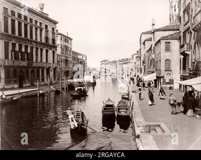 Spätes 19th Jahrhundert Vintage-Foto: Geschäftige Kanalszene, Venedig, Italien, Gondeln. Stockfoto