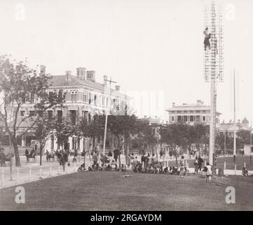 Ende des 19th. Jahrhunderts Fotografie - Errichtung tegrpah Pole und Drähte, der Bund, Shanghai, China. Stockfoto