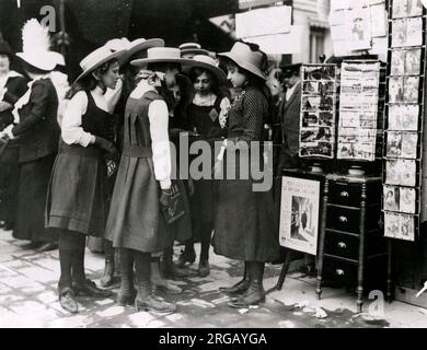 Englisch Schülerinnen in Uniform kaufen Postkarten auf eine Reise nach Paris, Frankreich, c 1920 s Stockfoto