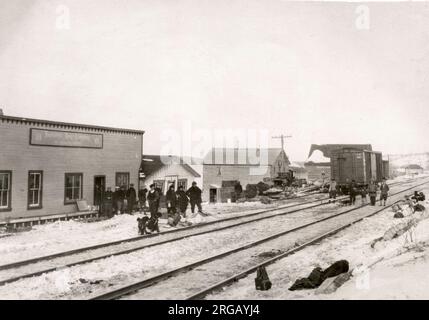 Im frühen 20. Jahrhundert vintage Pressefoto - Hudson's Bay Company Post und Eisenbahn Eisenbahn Hudson, Lost Lake, Kanada. Dies war der Ausgangspunkt für die prospektoren Einstellung aus für Gold in den Roten See Goldrausch der 1920er Jahre zu suchen. Stockfoto