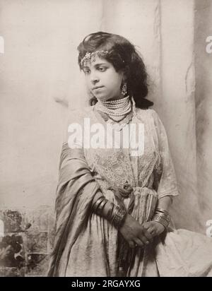 Vintage Foto aus dem 19. Jahrhundert - junge Frau aus Nordafrika, wahrscheinlich Algerien, mit kunstvollen Armspanten und Perlen um den Hals. Stockfoto