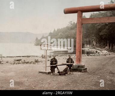 Vintage 19. Jahrhundert Foto - Meiji Ära Japan: torri, Tragestuhl, Limousine Stuhl, am Ufer des Sees Hakone. Stockfoto