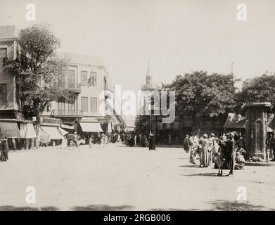 Vintage 19th century Photograph - Kairo, Ägypten, die Mouski, Mousky; genannt Mouski wegen seiner Moschus-Parfüms-Händler, war einer der drei Eingänge des jüdischen Viertels. Stockfoto