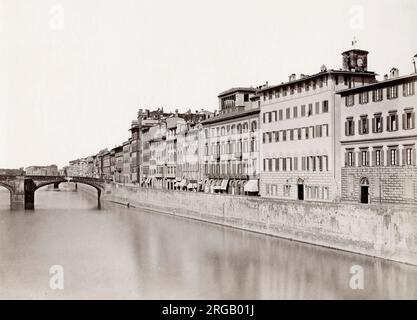 19. Jahrhundert Vintage-Foto: Blick entlang des Flusses Arno von der Ponte Vecchio, Firenze, Florenz, Italien Bild c. 1890er. Stockfoto