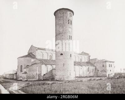 19. Jahrhundert Vintage-Foto: Die Basilika von Sant' Apollinare Nuovo ist eine Basilika Kirche in Ravenna, Italien. Es wurde vom Ostgoten König Theoderich dem Großen, Bild c.1880 errichtet Stockfoto