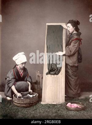 C. 1880 Japan - junge Frauen, Wäscheservice Stockfoto
