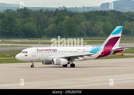 Zürich, Schweiz, 19. Mai 2023 9H-EXQ Flugzeug Eurowings Airbus A319-132 rollt entlang des Vorfelds Stockfoto