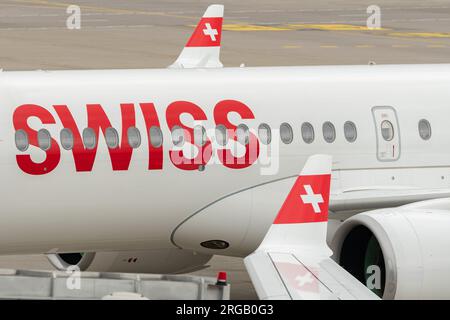 Zürich, Schweiz, 19. Mai 2023 Logo der internationalen Schweizer Fluggesellschaften auf dem Rumpf eines Flugzeugs Stockfoto