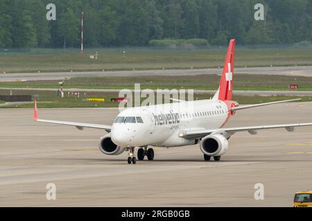 Zürich, Schweiz, 19. Mai 2023 HB-JVN Helvetic Airways Embraer E190-LR Flugzeug fährt über dem Vorfeld Stockfoto