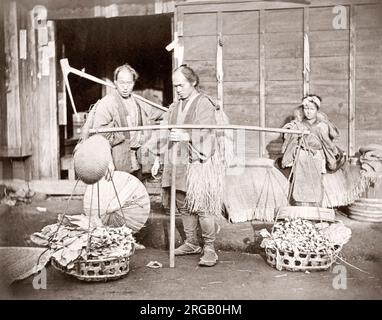 Porter Tragen einer Last von Gemüse, Japan, c 1870 s Stockfoto