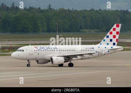 Zürich, Schweiz, 19. Mai 2023 9A-CTL Croatia Airlines Airbus A319-112 fährt über dem Vorfeld Stockfoto