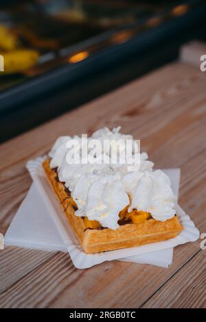 Gofry sind köstliche polnische Waffeln, die oft mit verschiedenen Belägen wie Schlagsahne, Obst und Schokolade serviert werden, ein köstliches Dessert Stockfoto