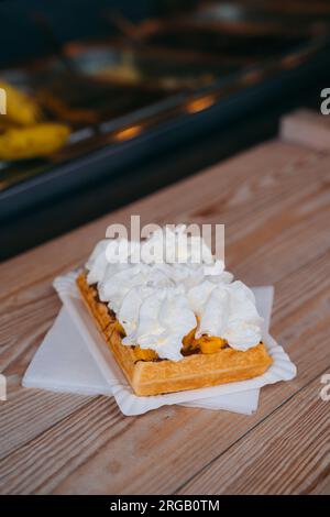 Gofry sind köstliche polnische Waffeln, die oft mit verschiedenen Belägen wie Schlagsahne, Obst und Schokolade serviert werden, ein köstliches Dessert Stockfoto