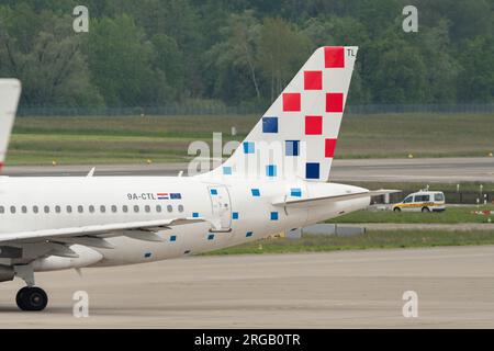 Zürich, Schweiz, 19. Mai 2023 9A-CTL Croatia Airlines Airbus A319-112 fährt über dem Vorfeld Stockfoto