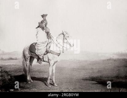 19. Jahrhundert Vintage Foto: Arabischer Mann, Falkner mit Falken, auf einem Pferd, Algerien. Stockfoto