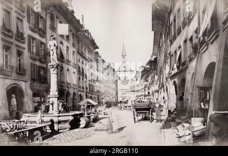 Vintage-Foto aus dem 19. Jahrhundert: Die Marktgasse ist eine der Straßen in der Altstadt von Bern, dem mittelalterlichen Stadtzentrum von Bern, Schweiz. Es ist Teil der Inneren Neustadt, die im 13. Jahrhundert erbaut wurde. Stockfoto