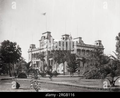 Oldtimer-Foto aus dem 19. Jahrhundert: Königlicher Palast, Honolulu, Hawaii. Der ÃŠÂ»Iolani-Palast war die königliche Residenz der Herrscher des Königreichs Hawaii, angefangen mit Kamehameha III unter der Kamehameha-Dynastie (1845) bis hin zu Königin LiliÃŠÂ»uokalani (1893) unter der KalÃ„Âkaua-Dynastie, die von ihrem Bruder König David KalÃ„Âkaua gegründet wurde. Stockfoto