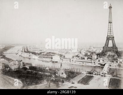 Vintage 19. Jahrhundert Foto: Frankreich - Eiffelturm Paris, Frankreich. 1889. Die Weltausstellung 1889 war eine Weltausstellung, die vom 6. Mai bis zum 31. Oktober 1889 in Paris, Frankreich, stattfand. Es war die vierte von acht Ausstellungen in der Stadt zwischen 1855 und 1937. Stockfoto