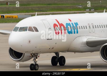 Zürich, Schweiz, 19. Mai 2023 HB-JOK Chair Airlines Flugzeug Airbus A320-214 fährt über dem Vorfeld Stockfoto