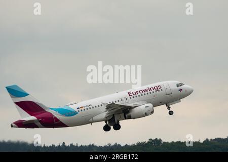 Zürich, Schweiz, 19. Mai 2023 D-AGWO die Maschine Eurowings Airbus A319-132 startet von der Start- und Landebahn 10 Stockfoto