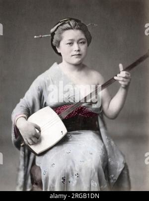 Musiker spielt Shamisen, Japan, c.1880 Vintage Ende 19. Jahrhundert Foto Stockfoto