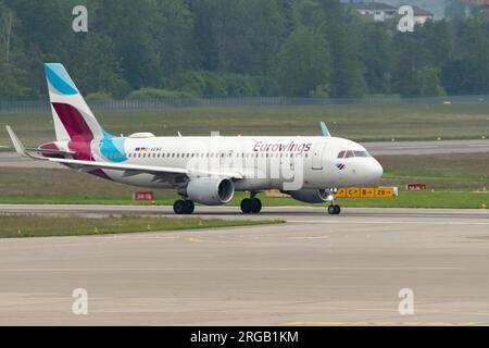 Zürich, Schweiz, 19. Mai 2023 D-AWEQ Eurowings Airbus A320-214 startet von Landebahn 10 Stockfoto