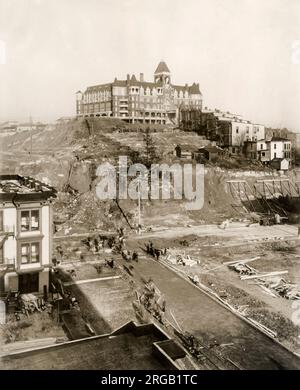 Im frühen 20. Jahrhundert vintage Pressefoto - Ansicht des Denny regarde unterwegs auf der 2nd Avenue Seattle, mit der alten Denny/Washington Hotel an der Spitze des Hügels. Stockfoto