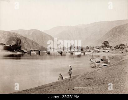 Oldtimer-Foto aus dem 19. Jahrhundert: Baramulla ist eine Stadt und eine Gemeinde im Stadtteil Baramulla im Gebiet der Indischen Union Jammu und Kaschmir. Es liegt am Ufer des Jhelum River stromabwärts von Srinagar, der Hauptstadt des Bundesstaates. Die Stadt hieß früher VÃ„ÂrÃ„ÂhamsÂ«la. Stockfoto