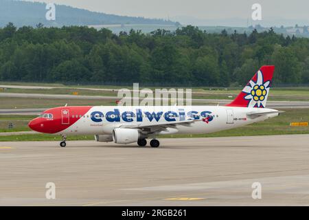 Zürich, Schweiz, 19. Mai 2023 Flugzeug HB-IHY Edelweiss Air Airbus A320-214 fährt über dem Vorfeld Stockfoto