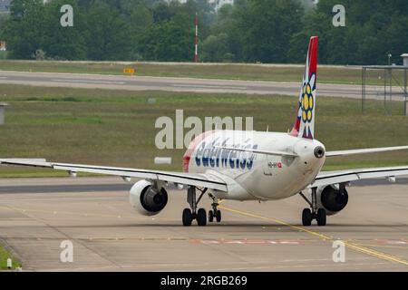 Zürich, Schweiz, 19. Mai 2023 Flugzeug HB-IHY Edelweiss Air Airbus A320-214 fährt über dem Vorfeld Stockfoto