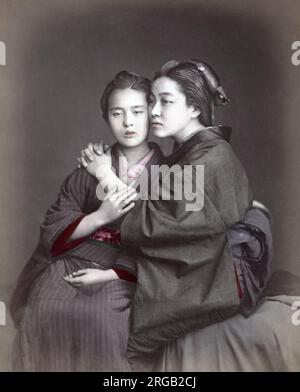 Intime Porträt von zwei jungen Frauen, Japan, c.1870's Vintage Ende 19. Jahrhundert Fotografie Stockfoto