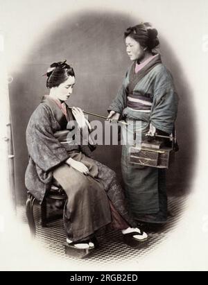 1860er Jahre Japan - Porträt einer jungen Frau mit Pfeife Felice oder Felix Beato (1832. - 29. Januar 1909), italienisch-britischer Fotograf, der vor allem in Indien, Japan und China arbeitet Stockfoto