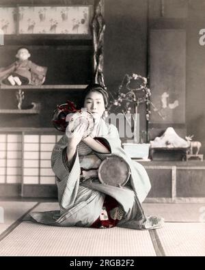 C. 1880 Japan - geisha Spielen eines Drum Stockfoto