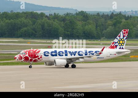 Zürich, Schweiz, 19. Mai 2023 Flugzeug HB-JLT Edelweiss Air Airbus A320-214 rollt über dem Vorfeld Stockfoto