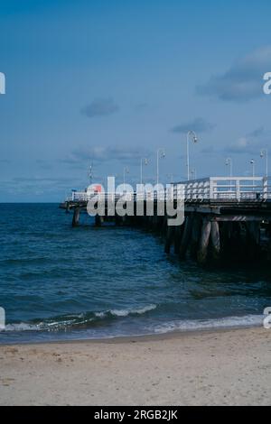 Molo w Sopocie ist ein ikonischer Sopot Pier, Polands längster hölzerner Pier, der atemberaubende Blicke auf die Ostsee, Freizeit und Küstencharme bietet Stockfoto