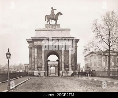 Vintage 19th century Photograph: Wellington Arch, auch bekannt als Constitution Arch oder als Green Park Arch, ist ein Triumphbogen der Klasse I von Decimus Burton, der ein Herzstück des Hyde Park Corner im Zentrum von London bildet, zwischen den Ecken des Hyde Park und Green Park Stockfoto