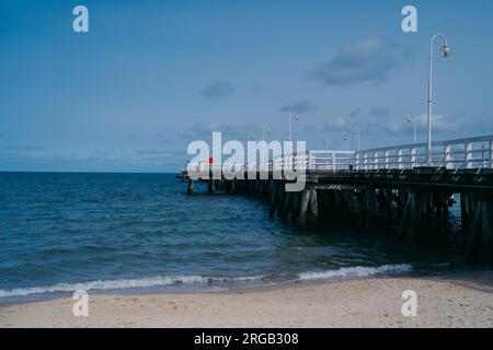 Molo w Sopocie ist ein ikonischer Sopot Pier, Polands längster hölzerner Pier, der atemberaubende Blicke auf die Ostsee, Freizeit und Küstencharme bietet Stockfoto