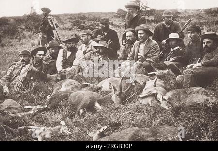 Vintage Foto des 19. Jahrhunderts: Jäger mit ihrem Rotwildfang, Südafrika. Stockfoto