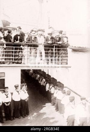 1889 Foto-RMS Teutonic - aus einem Album der Bilder im Zusammenhang mit der Einführung des Schiffes, die von Harland und Wolff in Belfast gebaut wurde, für die White Star Line - später Bekanntheit zu erreichen, da der Inhaber der Titanic. Das Album zeigt das Innere des Schiffes, Mitglied der Besatzung, Kreuzfahrten, inklusive einem Besuch an Bord durch den Deutschen Kaiser und den Prinzen von Wales, sowie viele Bilder von anderen Besuchern. Dieses Bild - die Gäste an Bord des Schiffes auf einem Versuch Kreuzfahrt Stockfoto