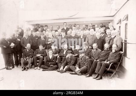 1889 Foto-RMS Teutonic - aus einem Album der Bilder im Zusammenhang mit der Einführung des Schiffes, die von Harland und Wolff in Belfast gebaut wurde, für die White Star Line - später Bekanntheit zu erreichen, da der Inhaber der Titanic. Das Album zeigt das Innere des Schiffes, Mitglied der Besatzung, Kreuzfahrten, inklusive einem Besuch an Bord durch den Deutschen Kaiser und den Prinzen von Wales, sowie viele Bilder von anderen Besuchern. Dieses Bild - Gäste auf einem Versuch Kreuzfahrt Stockfoto