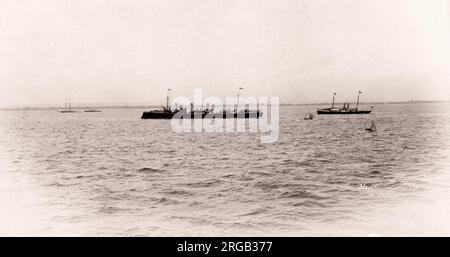 1889 Foto-RMS Teutonic - aus einem Album der Bilder im Zusammenhang mit der Einführung des Schiffes, die von Harland und Wolff in Belfast gebaut wurde, für die White Star Line - später Bekanntheit zu erreichen, da der Inhaber der Titanic. Das Album zeigt das Innere des Schiffes, Mitglied der Besatzung, Kreuzfahrten, inklusive einem Besuch an Bord durch den Deutschen Kaiser und den Prinzen von Wales, sowie viele Bilder von anderen Besuchern. Dieses Bild - besuchen Sie das Schiff von Prinz Edward, der Prinz von Wales, der deutsche Kaiser Wilhelm II., Prinz Heinrich von Preußen und Prinz Albert Victor Stockfoto