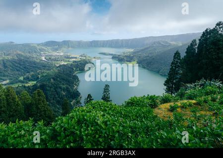 Sete Cidades: Entdecken Sie den Zauber der Azoren, Portugal, während diese fesselnde Stadt atemberaubende Landschaften und die berühmten Zwillingsseen enthüllt Stockfoto