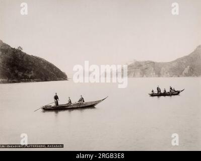 Vintage 19. Jahrhundert Foto: Boote im Wasser am Eingang zum Hafen von Nagasaki, Japan. Stockfoto