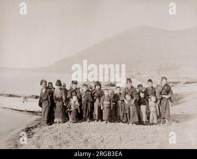 Vintage 19. Jahrhundert Foto: Gruppe von Kindern an einem Ufer vor einem Fischerboot, Japan. Stockfoto