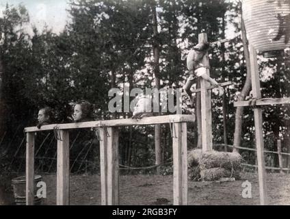 Hinrichtung von Kriminellen, Enthauptung und Kreuzigung, Japan, 1860-Jahre-Vintage-Foto aus dem späten 19.. Jahrhundert Stockfoto