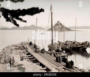 Vintage Ende 19th Jahrhundert Foto: Fracht auf Schiffen, Nagasaki Japan, scheint Kohle. Stockfoto